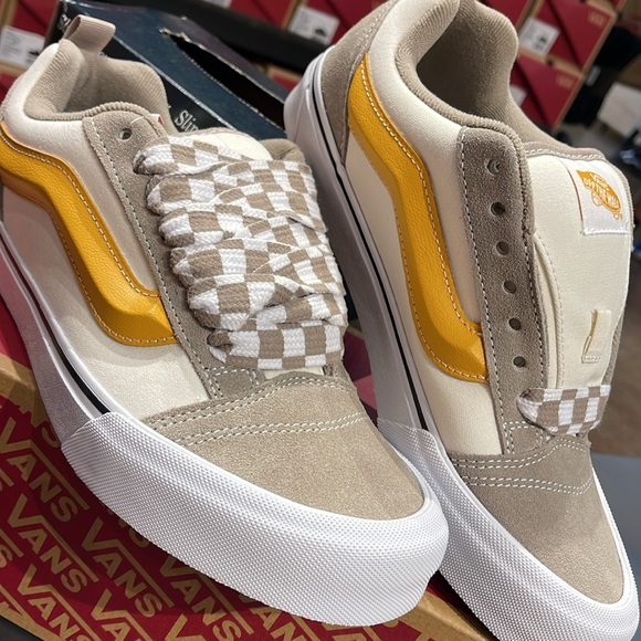 Vans Men’s Knu Skool
Mega Check Gray/Marshmall
VN0009QC0BP
Sneakers - Picture 7 of 16